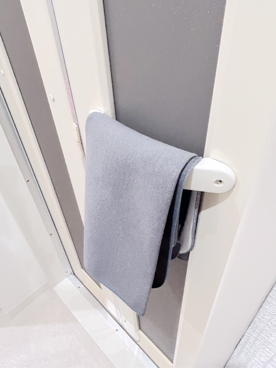 バスマットを取っ手にかける画像