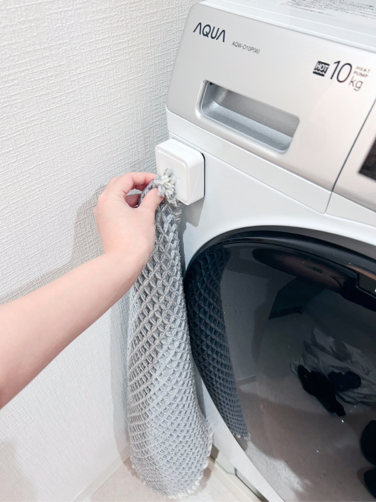 バスマットをタオルホルダーにかける画像