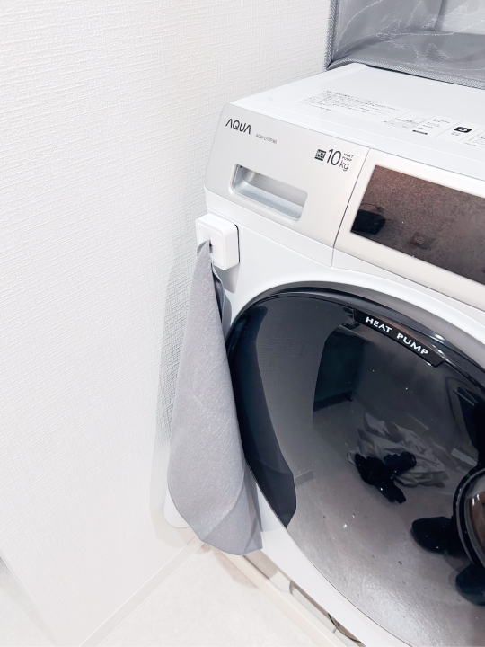 バスマットをタオルホルダーにかける画像