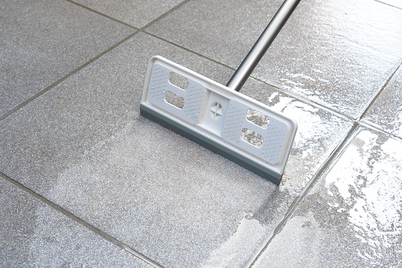 レック玄関タイルブラシ BRUSH(ブラッシュ)スキージー部分で水を切っている画像