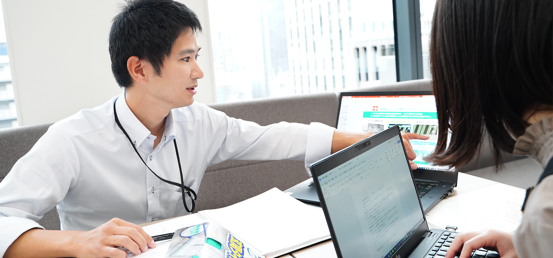 開発担当者の近藤さんへのインタビュー風景