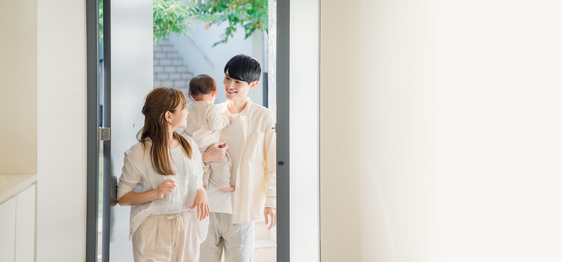 家族がキレイな玄関に帰ってきた画像