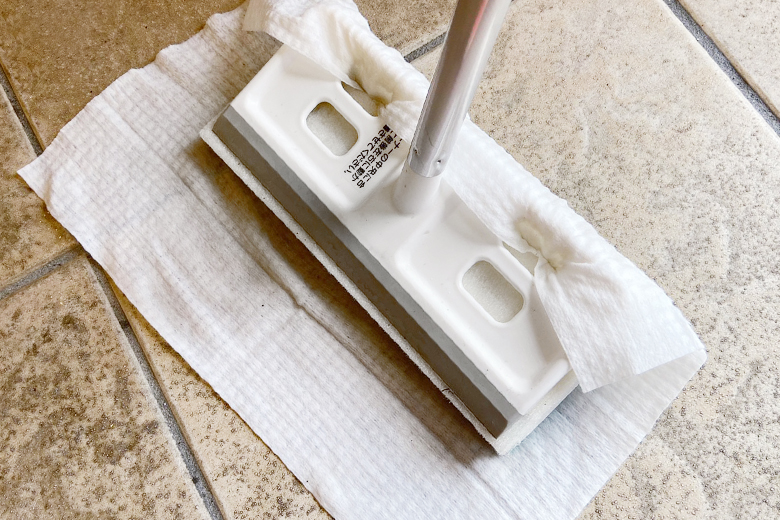 玄関タイルブラシにウエットシートを取り付けている画像