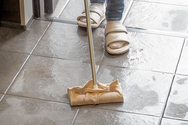 玄関タイルブラシにぞうきんを取り付けている画像