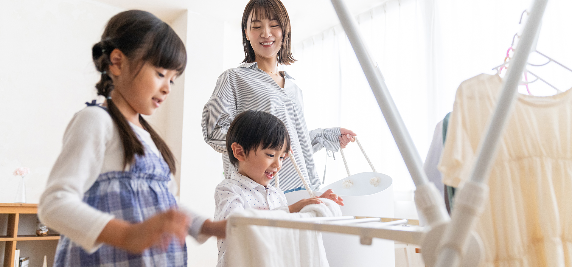 家族で洗濯物を干す画像
