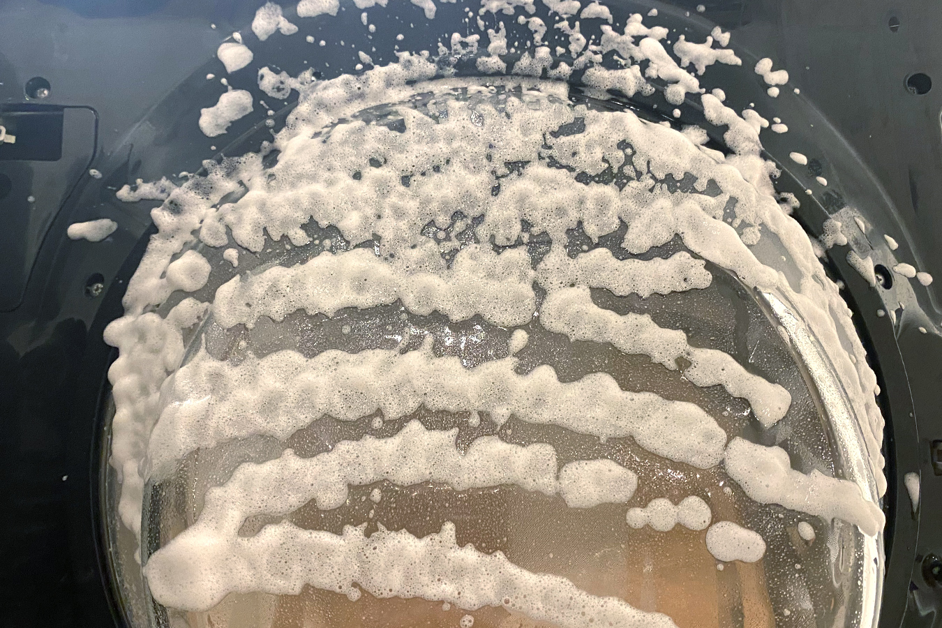 垂直面にスプレーしても垂れ流れず密着する泡