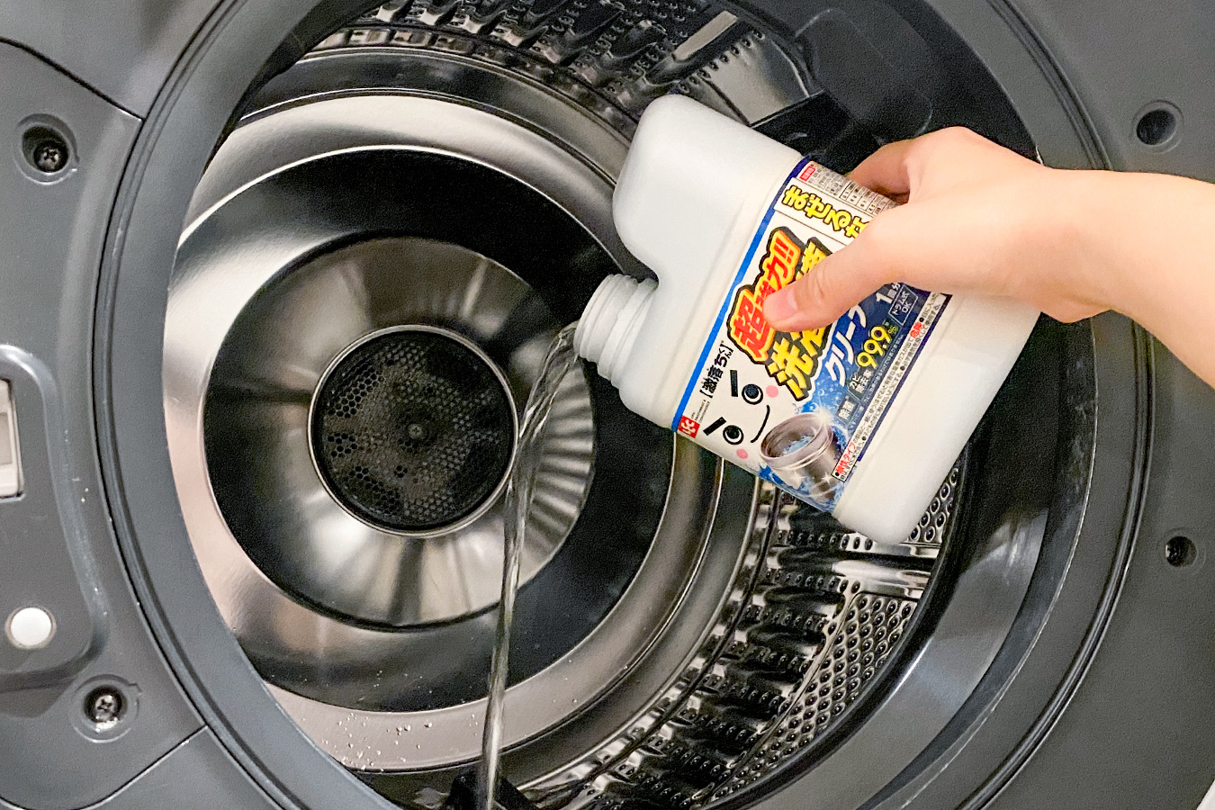 激落ちくん超強力洗濯槽クリーナーをドラム内に1本全部入れる