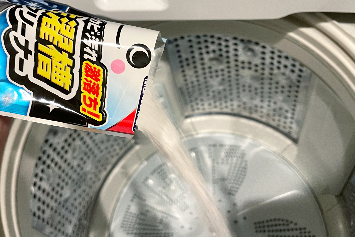 激落ちくん超強力洗濯槽クリーナーをドラム内に1本全部入れる