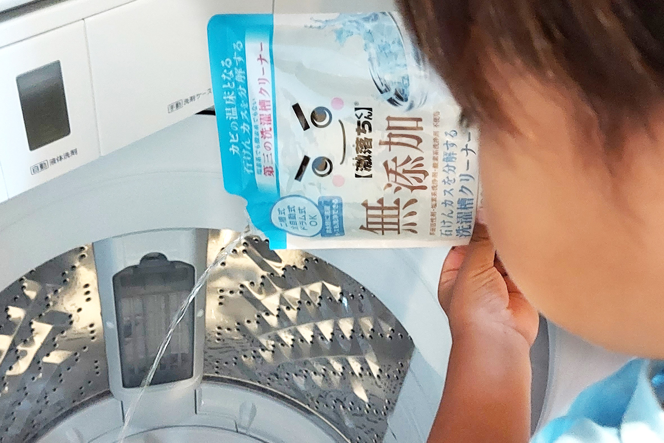 激落ちくん超強力洗濯槽クリーナーをドラム内に1本全部入れる