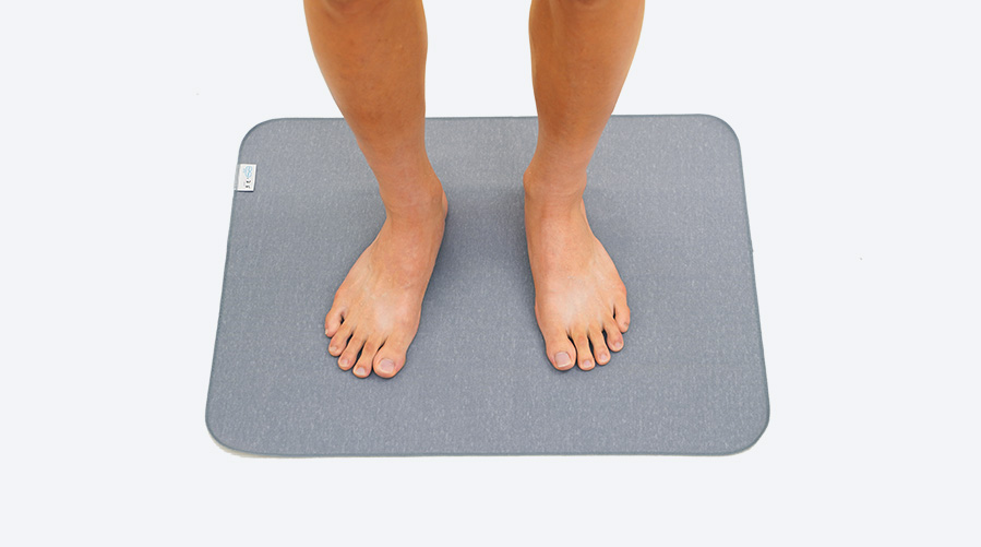 バスマットの足が乗っている画像