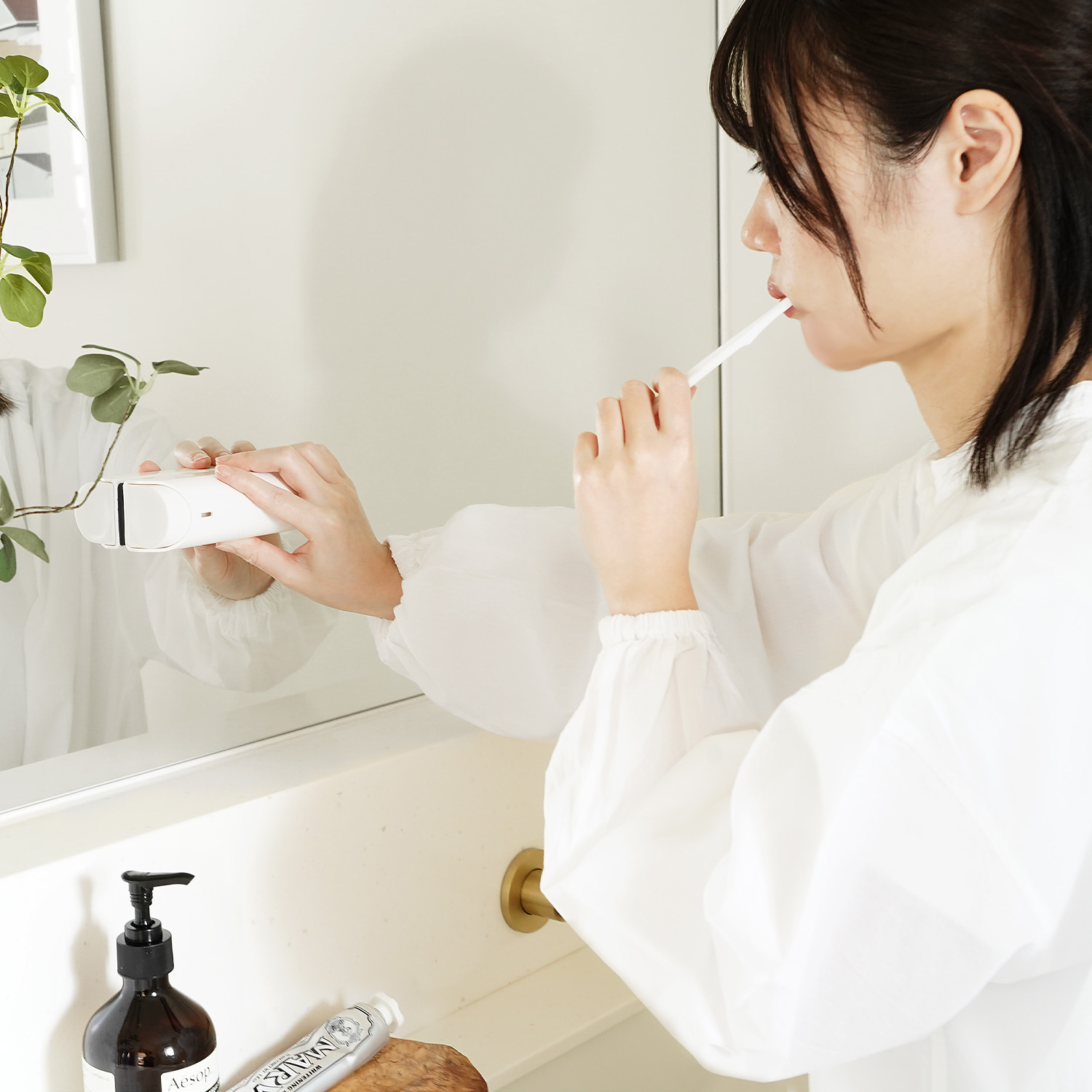 歯磨きをしながら掃除をするイメージ